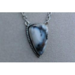 Opaal hanger , een lichte steen met grijs/blauw