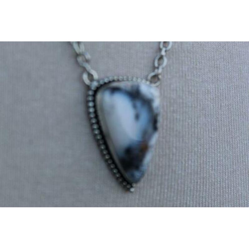 Opaal hanger , een lichte steen met grijs/blauw