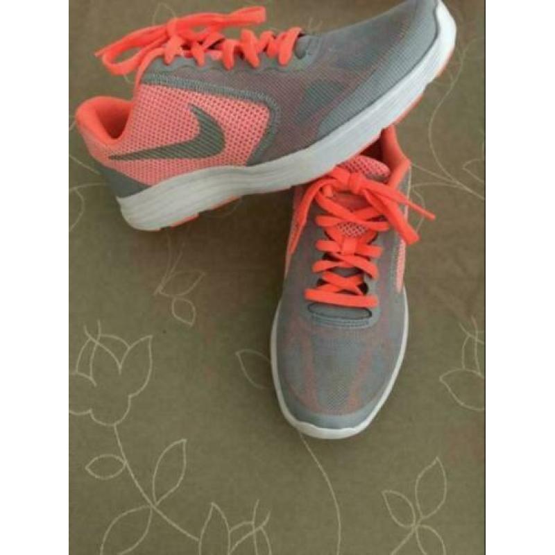 NIEUW Nike kinder schoen maat 36.5 mooi schoenen sneakers