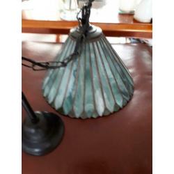 Hanglamp 16 cm hoog en 25 cm breed.