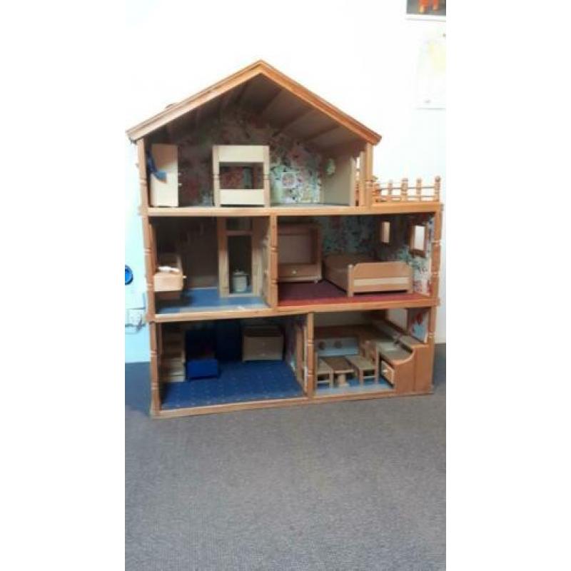 Poppenhuis / barbyhuis, 94 cm breed en 104 cm hoog
