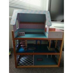 Poppenhuis met meubels en poppetjes