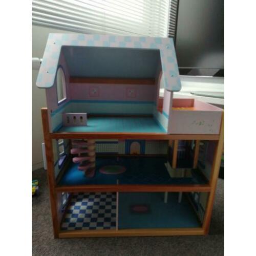 Poppenhuis met meubels en poppetjes