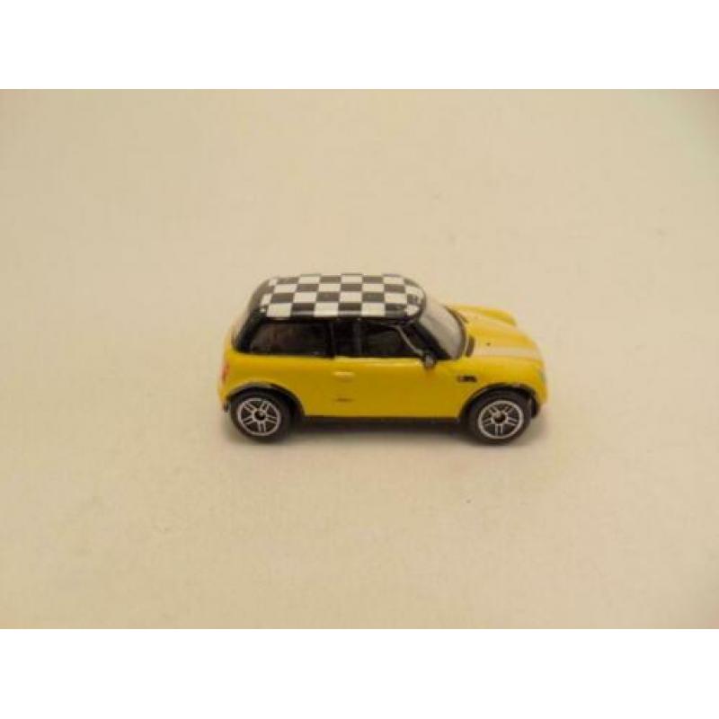 Bmw New Mini Cooper 1:64 Realtoy geel