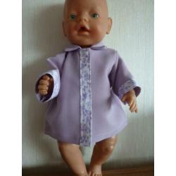 Cape of een jasje voor de baby pop van 43 cm.Poppenkleertjes