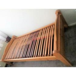een persoons bed inkl. matras en lattenbodem