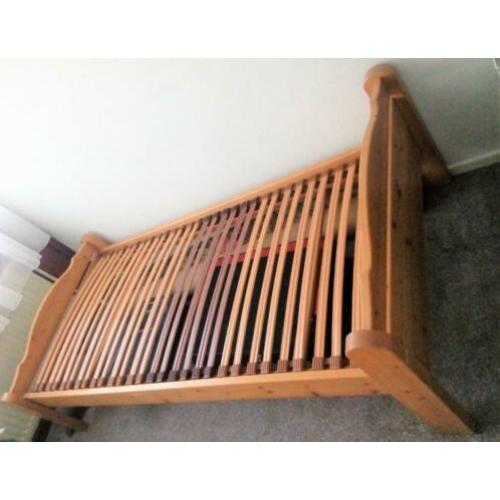 een persoons bed inkl. matras en lattenbodem