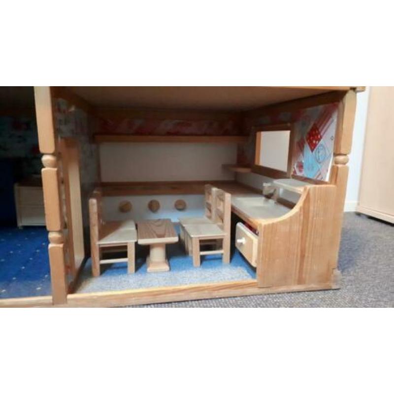 Poppenhuis / barbyhuis, 94 cm breed en 104 cm hoog