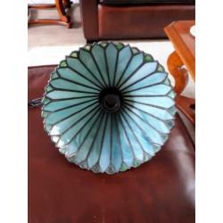 Hanglamp 16 cm hoog en 25 cm breed.
