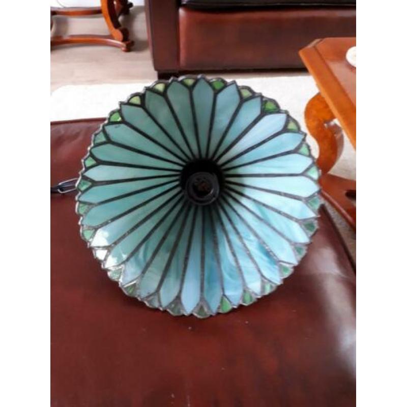 Hanglamp 16 cm hoog en 25 cm breed.