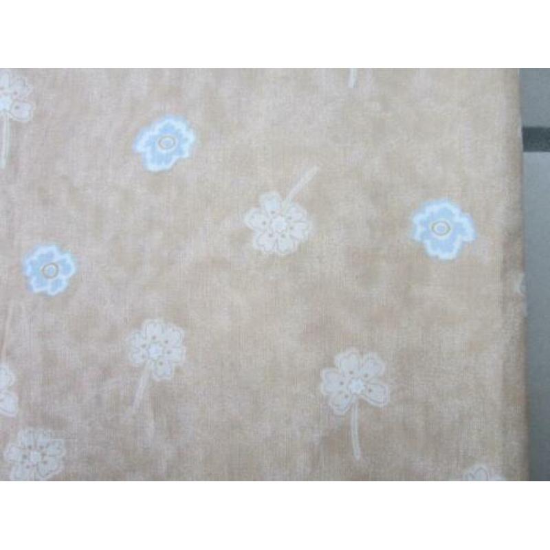 Lap Donkerbeige stof met beige en blauwe bloemen L 70/ B 80