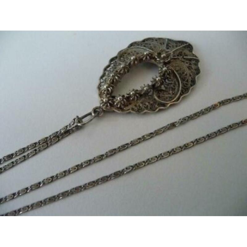 Mooie oud zilv(750)Zeeuwse hanger aan oud zilv.(800)ketting