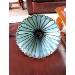 Hanglamp 16 cm hoog en 25 cm breed.