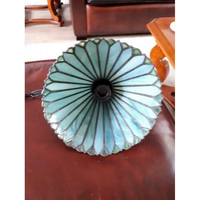 Hanglamp 16 cm hoog en 25 cm breed.