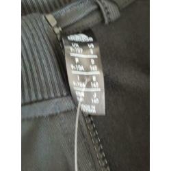 Nieuw Adidas zwart rood trainingspak vest broek maat 140