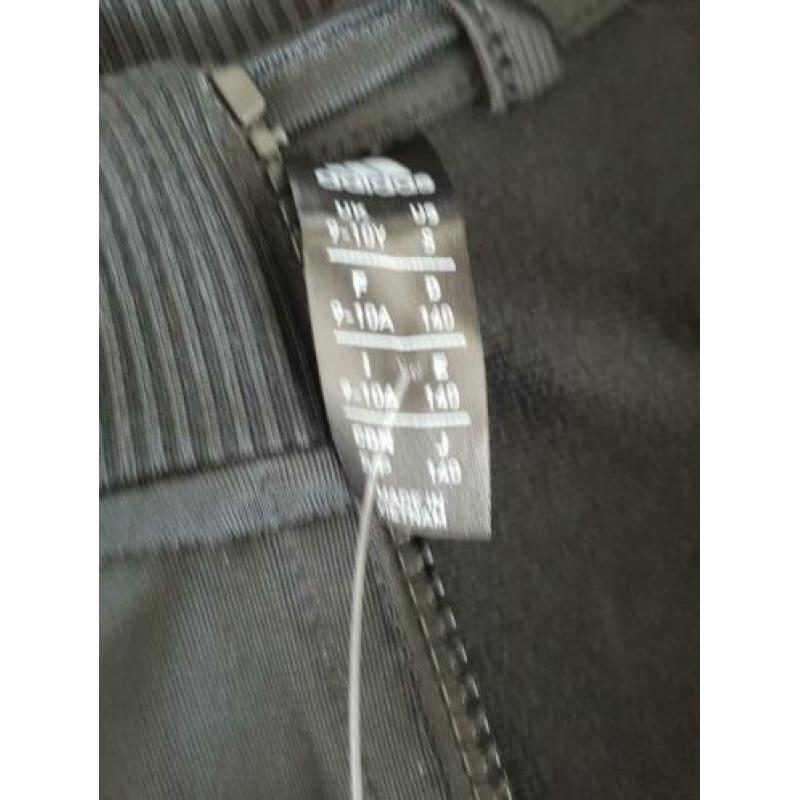 Nieuw Adidas zwart rood trainingspak vest broek maat 140