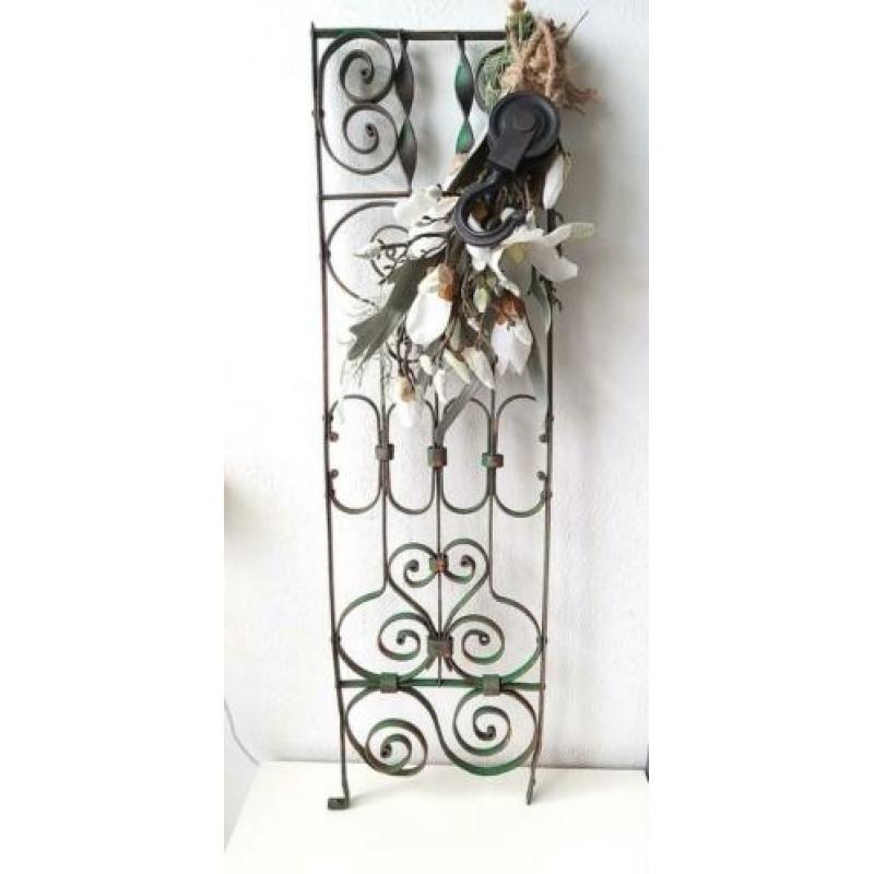 87 cm hoog oud gietijzeren ornament incl decoratie