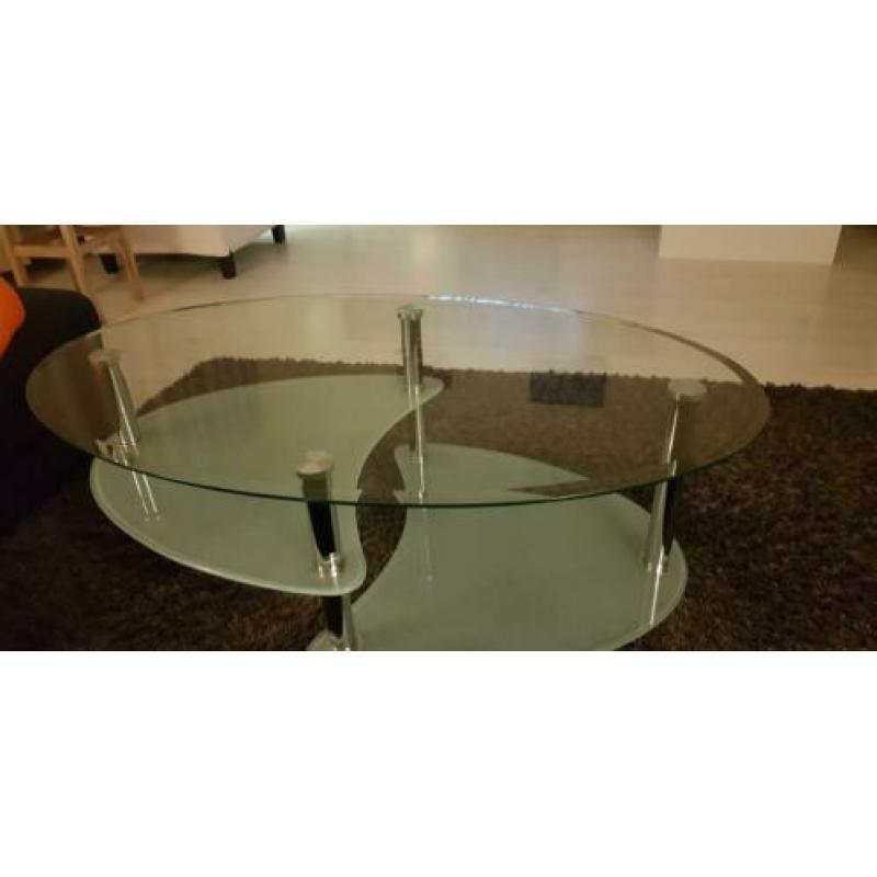 Glazen salontafel.