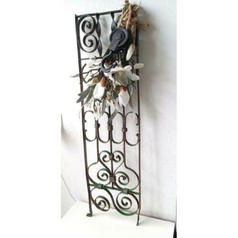 87 cm hoog oud gietijzeren ornament incl decoratie