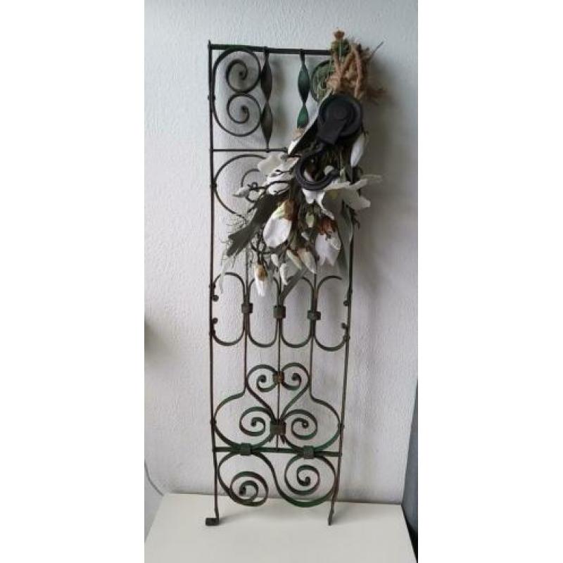87 cm hoog oud gietijzeren ornament incl decoratie