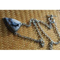 Opaal hanger , een lichte steen met grijs/blauw