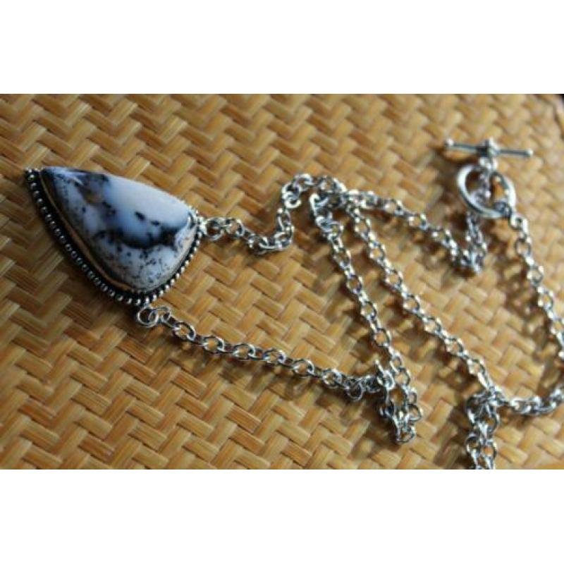 Opaal hanger , een lichte steen met grijs/blauw