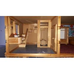 Poppenhuis / barbyhuis, 94 cm breed en 104 cm hoog