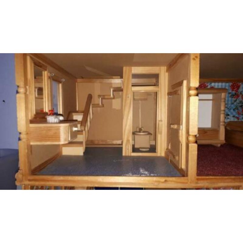 Poppenhuis / barbyhuis, 94 cm breed en 104 cm hoog