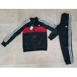 Nieuw Adidas zwart rood trainingspak vest broek maat 140