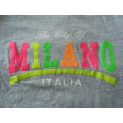 Shirt uit Milaan - grijs met vrolijke fluor letters - maat 9