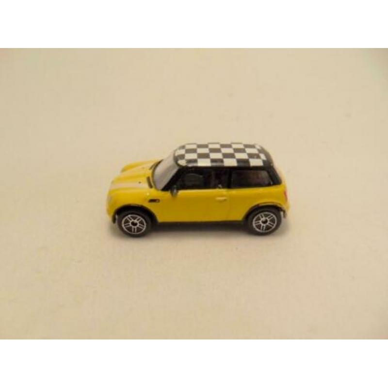 Bmw New Mini Cooper 1:64 Realtoy geel
