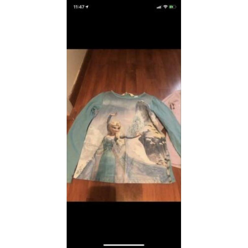 2 frozen disney topje van h&m in maat 134-140