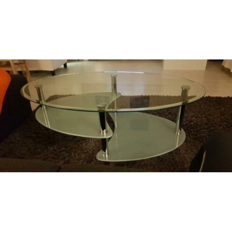 Glazen salontafel.