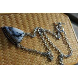 Opaal hanger , een lichte steen met grijs/blauw