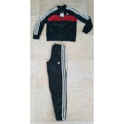 Nieuw Adidas zwart rood trainingspak vest broek maat 140