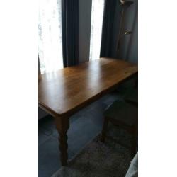 Tafel met stoelen
