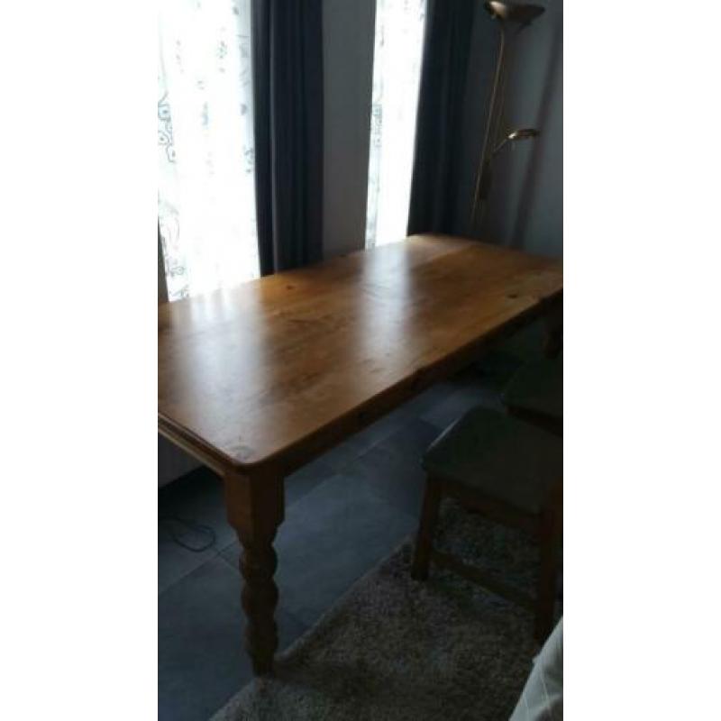 Tafel met stoelen