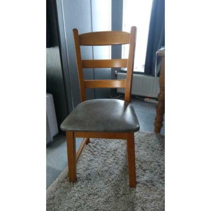 Tafel met stoelen