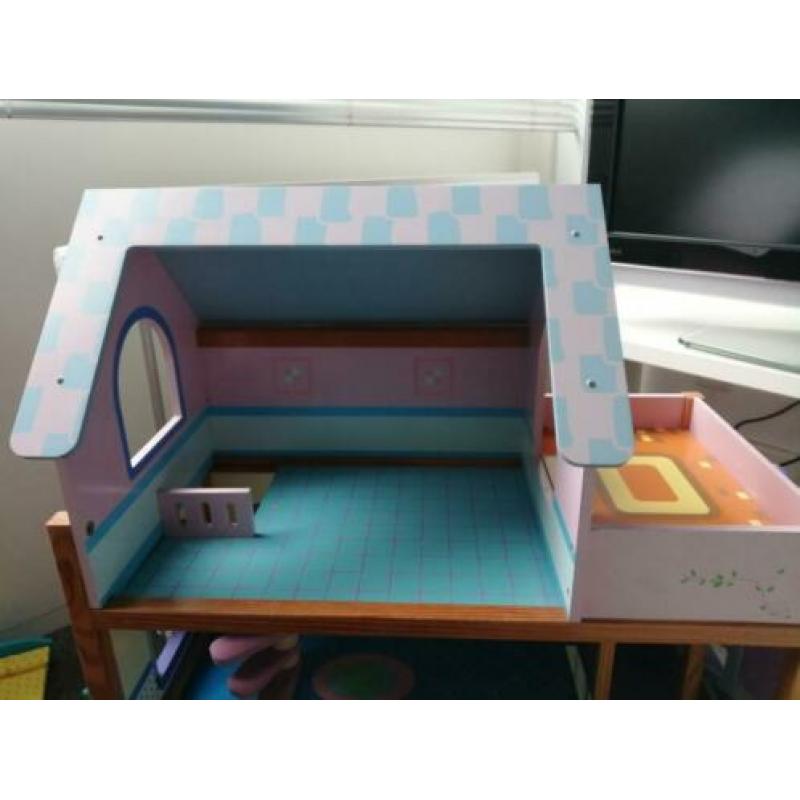 Poppenhuis met meubels en poppetjes