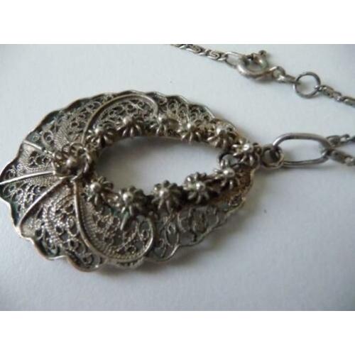 Mooie oud zilv(750)Zeeuwse hanger aan oud zilv.(800)ketting