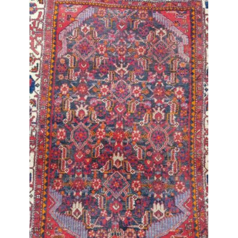 Antiek handgeknoopt Perzisch tapijt uit Iran 133-183 cm.