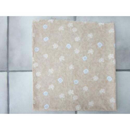 Lap Donkerbeige stof met beige en blauwe bloemen L 70/ B 80