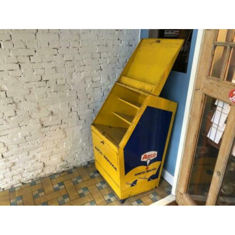Industriele werkplaatskast display voor ruitenwissers garage