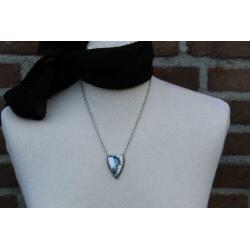 Opaal hanger , een lichte steen met grijs/blauw