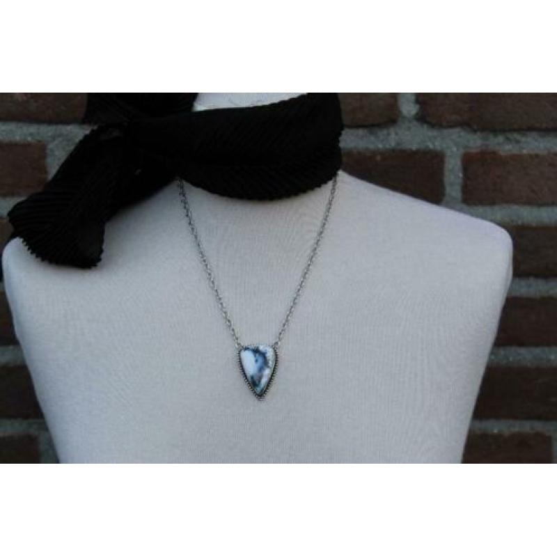 Opaal hanger , een lichte steen met grijs/blauw