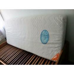 een persoons bed inkl. matras en lattenbodem