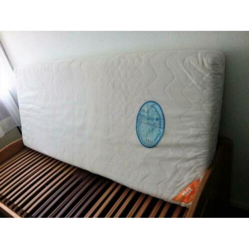 een persoons bed inkl. matras en lattenbodem