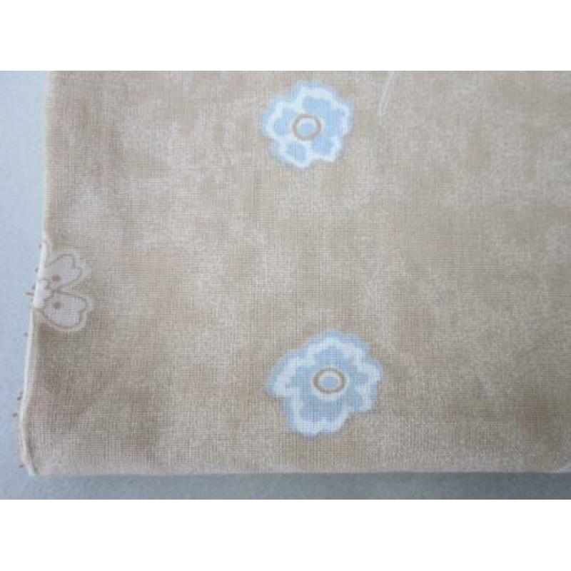Lap Donkerbeige stof met beige en blauwe bloemen L 70/ B 80