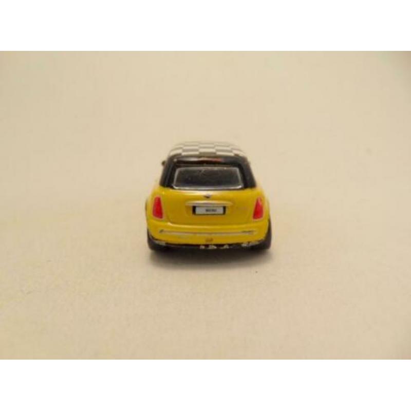 Bmw New Mini Cooper 1:64 Realtoy geel