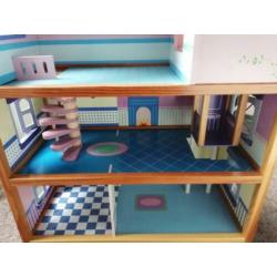 Poppenhuis met meubels en poppetjes